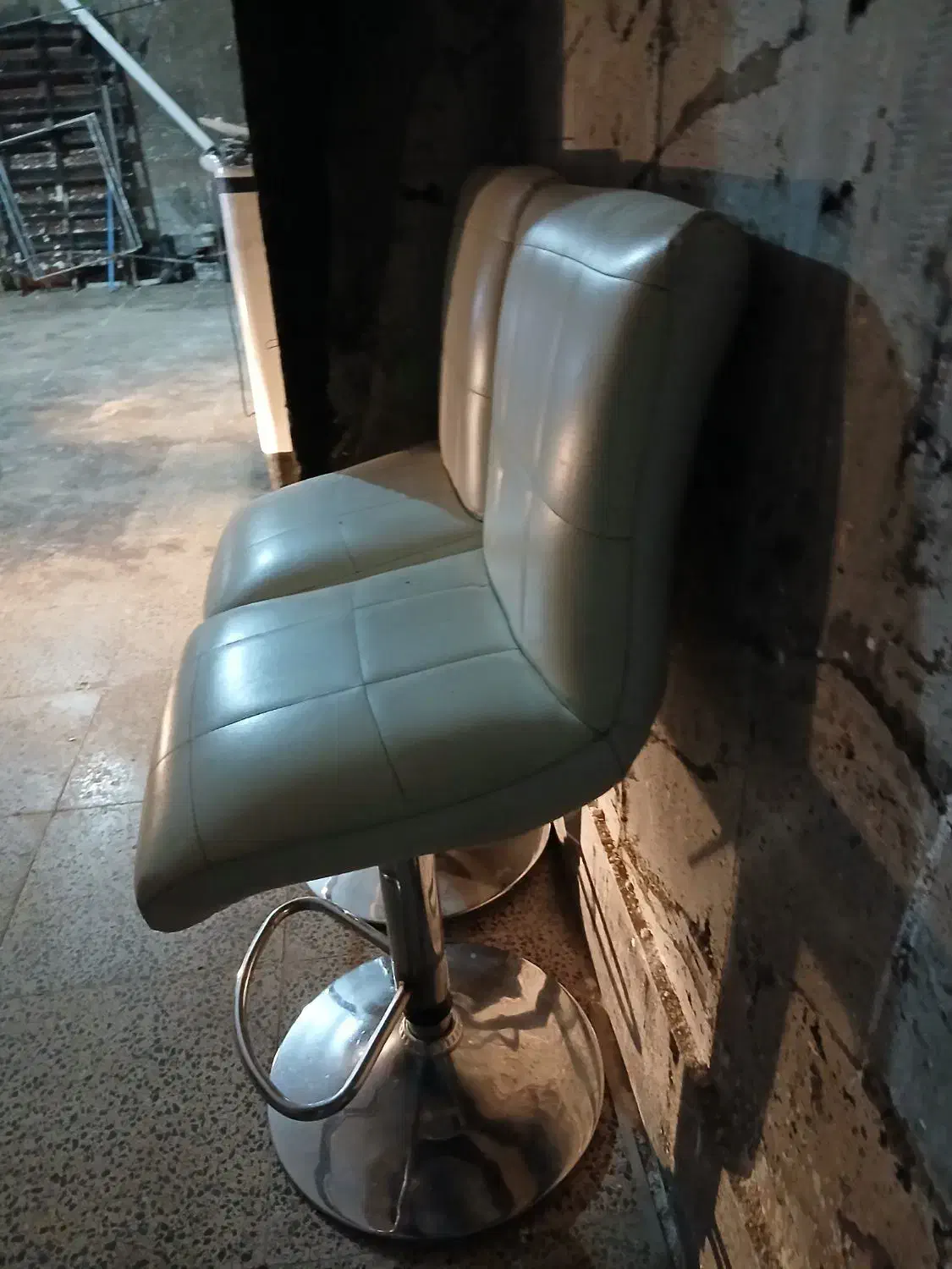 دو عدد صندلی پایه دار|صندلی و نیمکت|هشتگرد, هشتگرد قدیم|دیوار