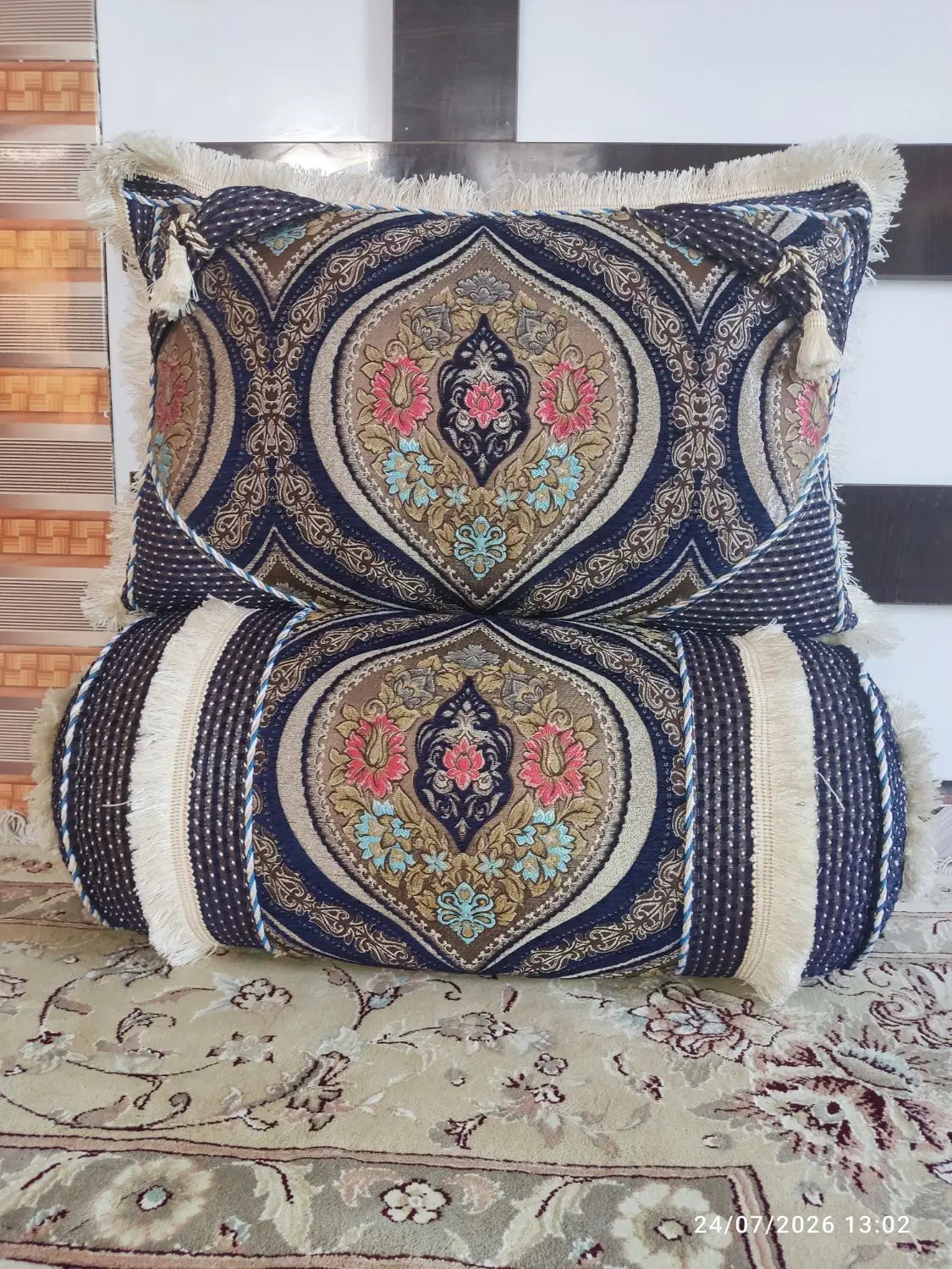 بالشت|رختخواب، بالش، پتو|پاتاوه, |دیوار