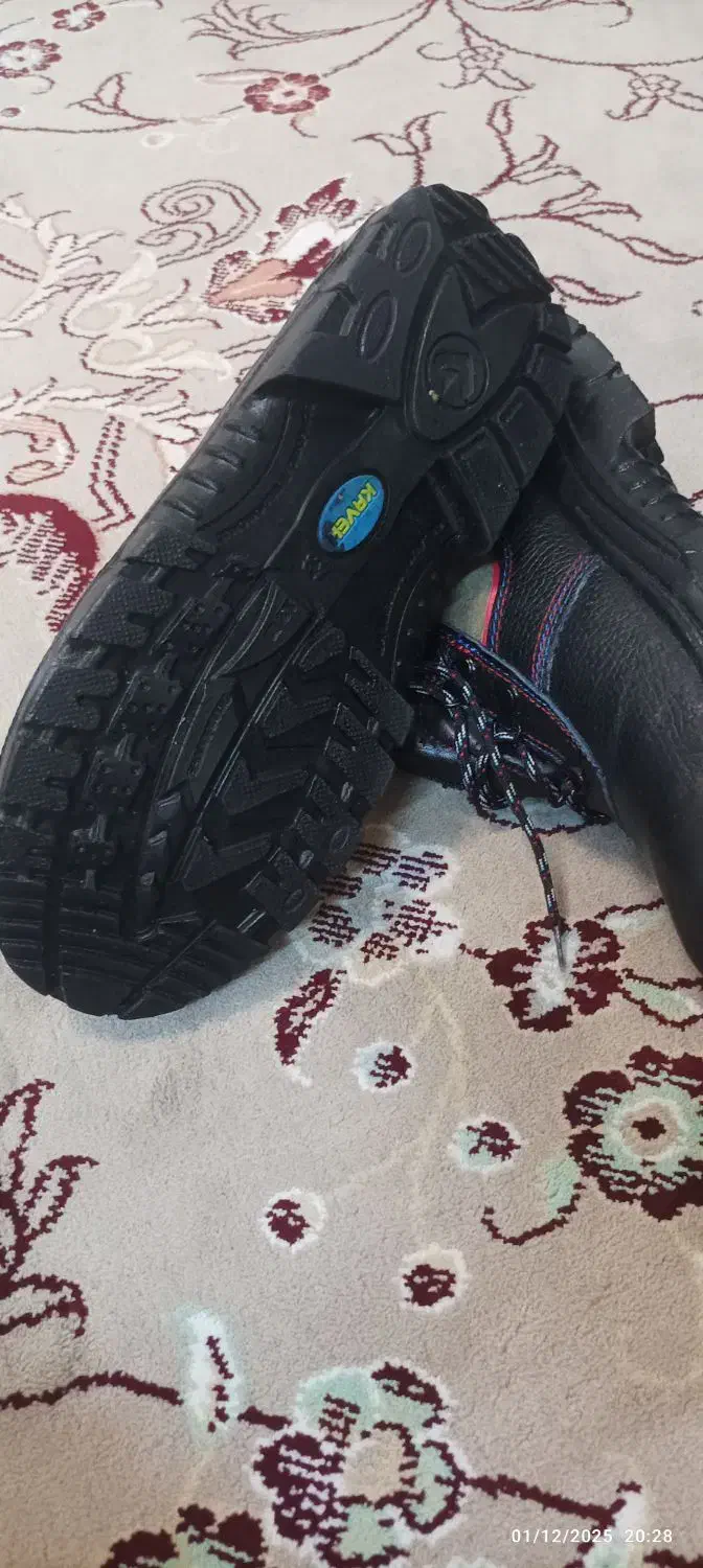 کفش ایمنی|کیف، کفش، کمربند|اندیشه, اندیشه فاز ۱|دیوار