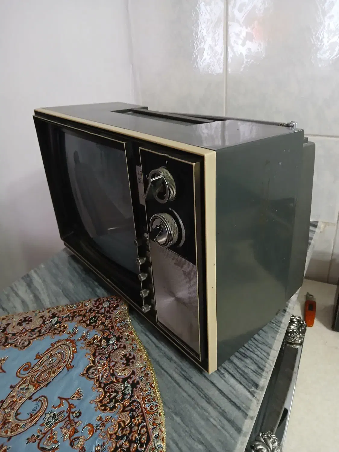 تلوزیون قدیمی تیسوت|کلکسیون اشیاء عتیقه|اردبیل, |دیوار