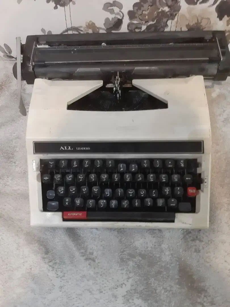 ماشین تایپ خارجی|کلکسیون اشیاء عتیقه|تهران, فردوسی|دیوار