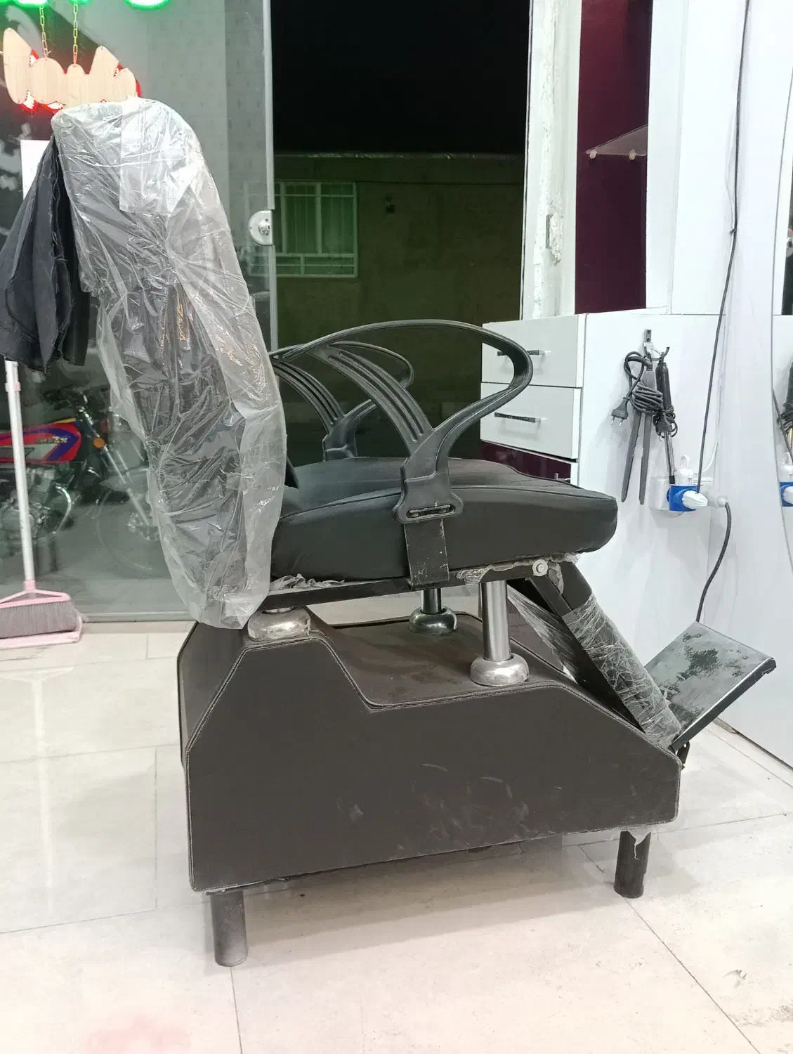 صندلی دکور ارشگاه مردانه|آرایشگاه و سالنهای زیبایی|تربتحیدریه, پائین ولایت|دیوار