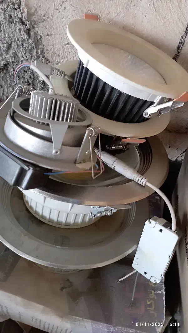 پروژکتور و لامپ نیمه سوخته|لامپ و چراغ|مشهد, استاد یوسفی (شهرک غرب)|دیوار