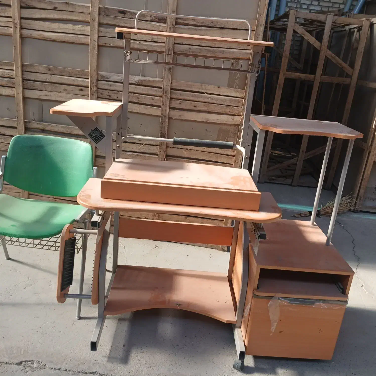 میز.  تحریر.  سالم.  نو|میز تحریر و کامپیوتر|اصفهان, قهجاورستان|دیوار