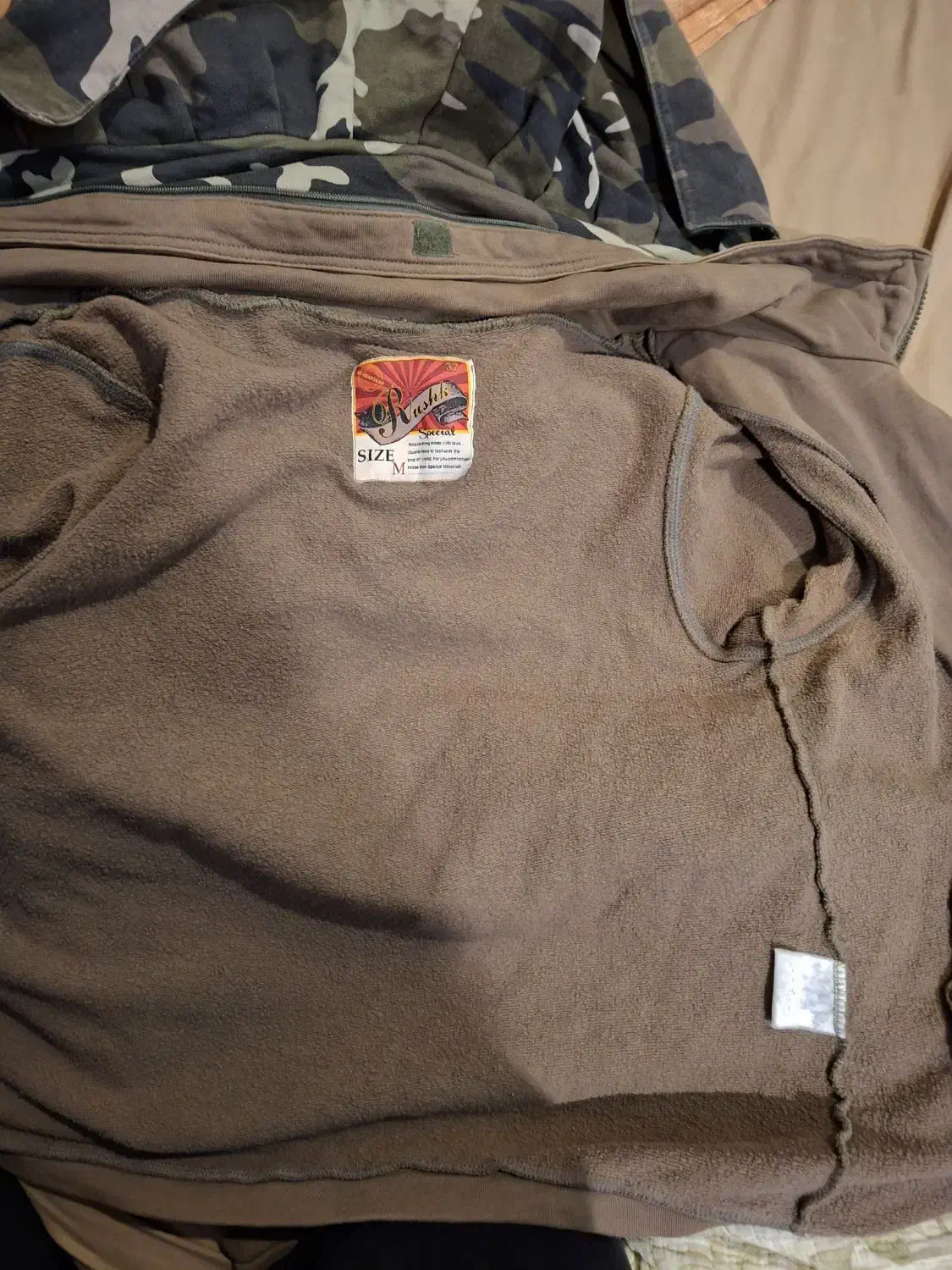 هودی|لباس|تهران, درختی|دیوار