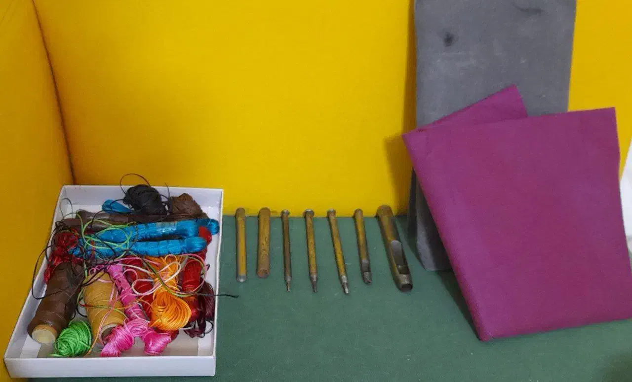 کتاب و وسایل چرم دوزی همه باهم|لوازم خیاطی و بافتنی|کیش, |دیوار