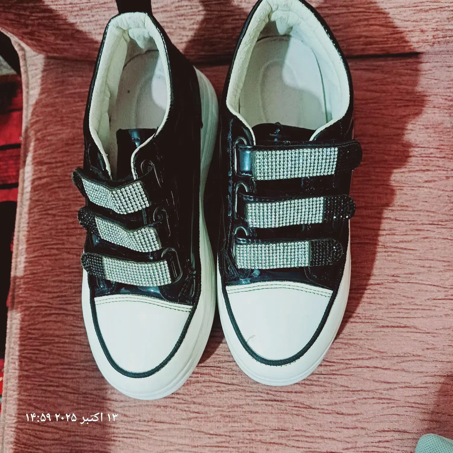 تعدادی کفش سالم|کیف، کفش، کمربند|بومهن, |دیوار