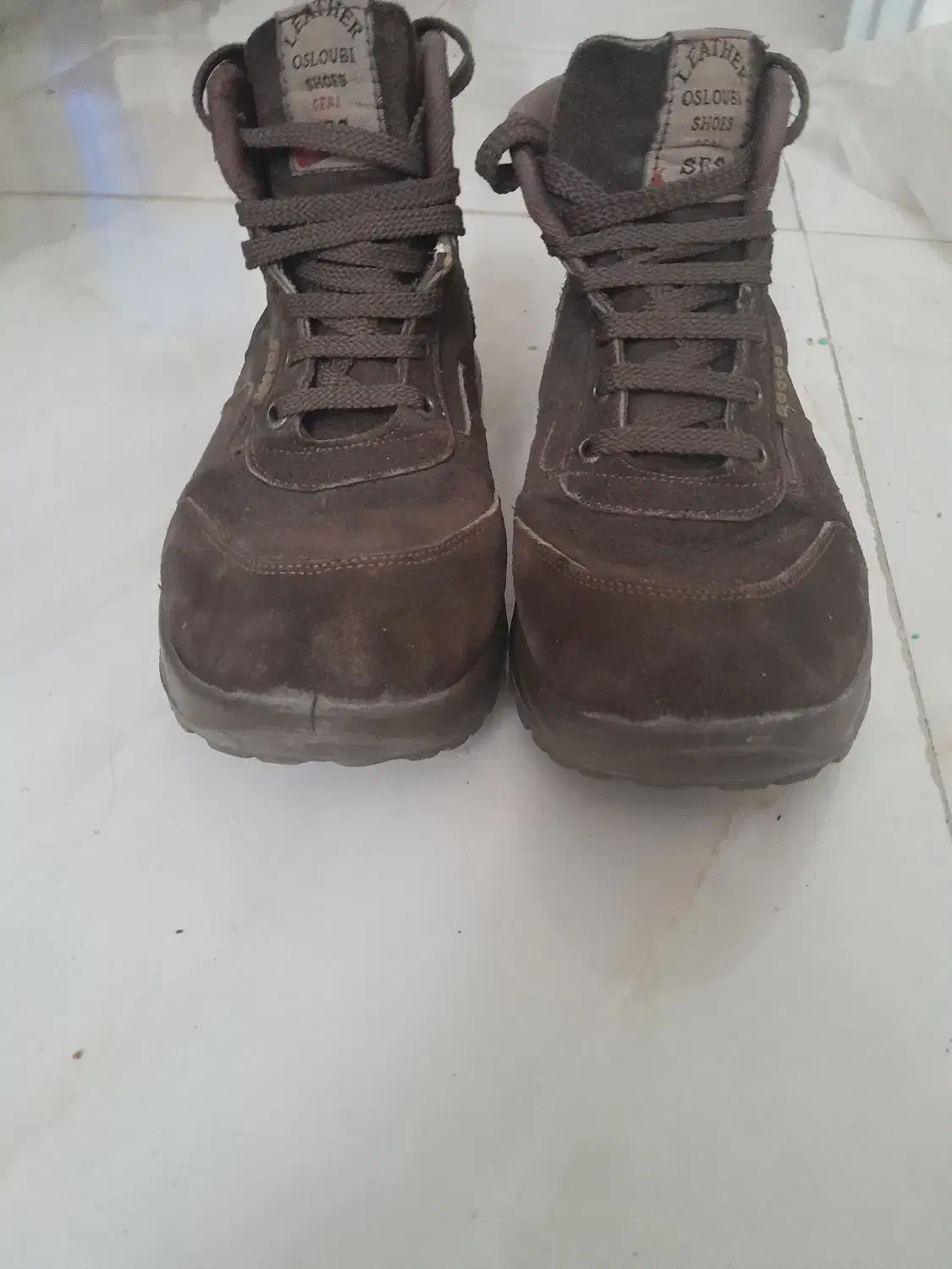 کفش|کیف، کفش، کمربند|بومهن, |دیوار