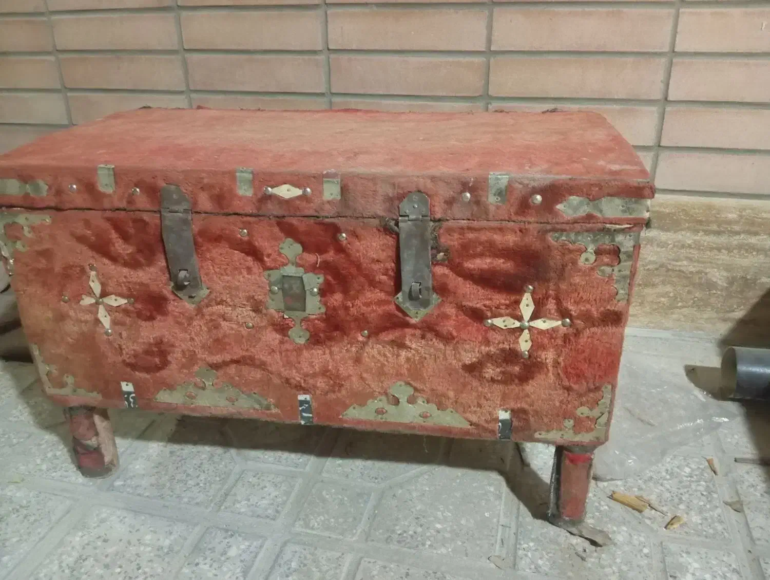 صندوقچه قدیمی|کلکسیون اشیاء عتیقه|لنجان, |دیوار