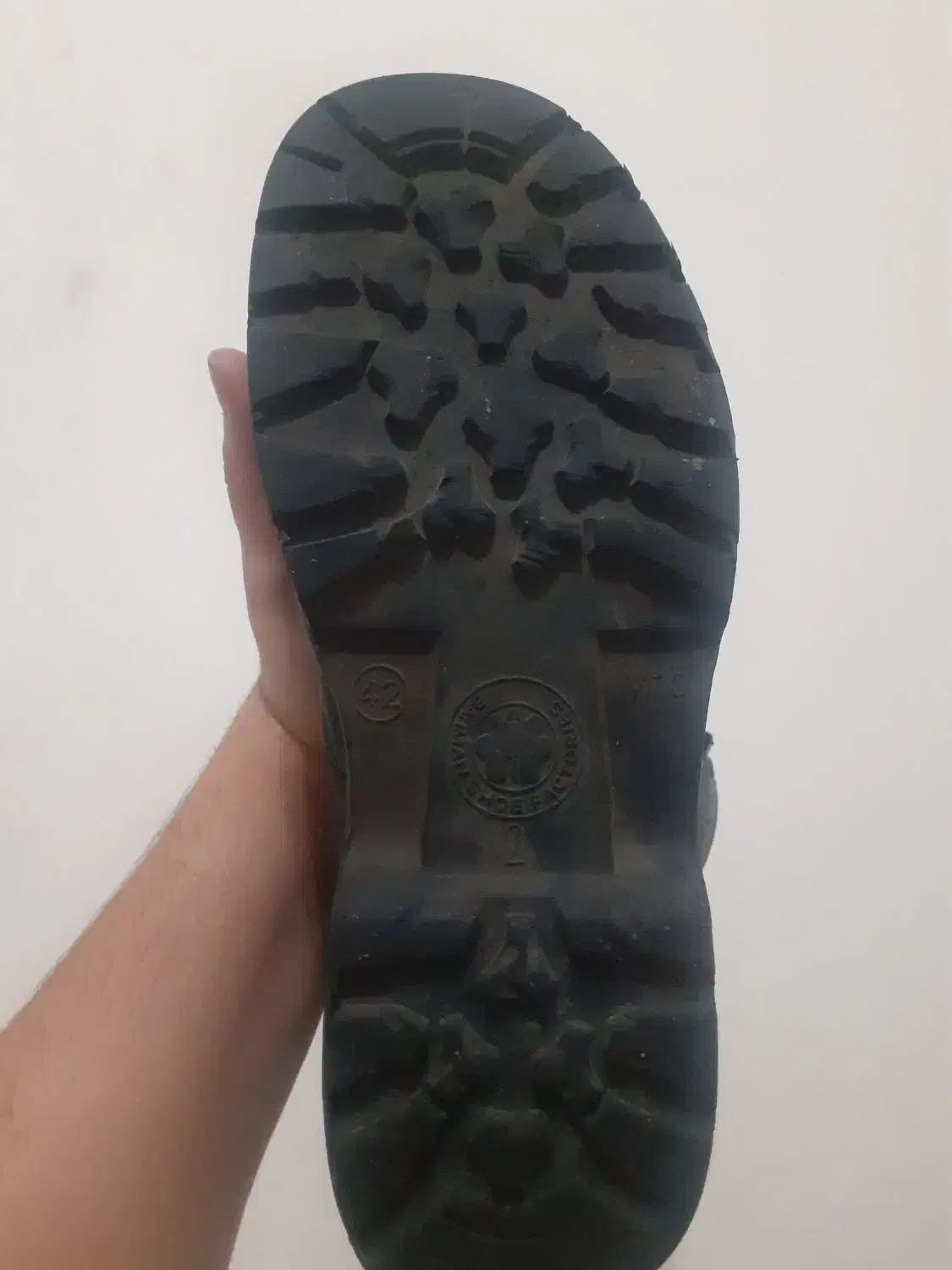 پوتین بهمن|کیف، کفش، کمربند|رشت, خرسندی|دیوار