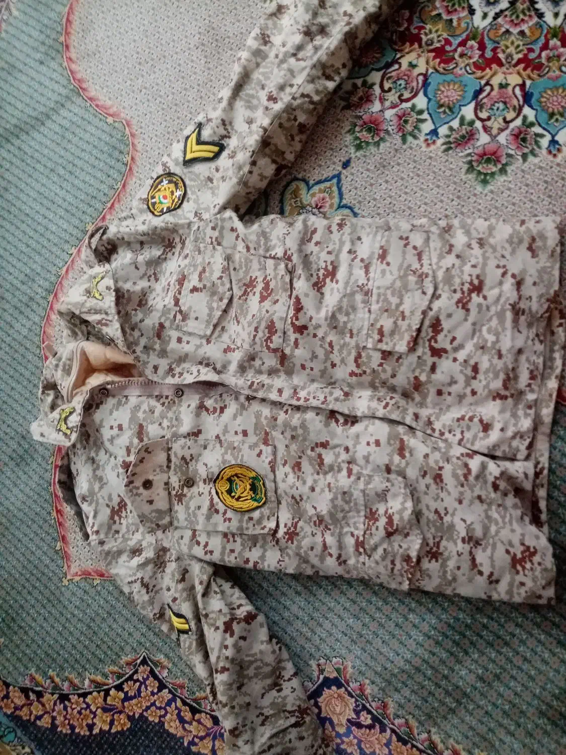 اورکت سربازی دژبان ارتش|لباس|قم, سراجه (۱۵ خرداد)|دیوار