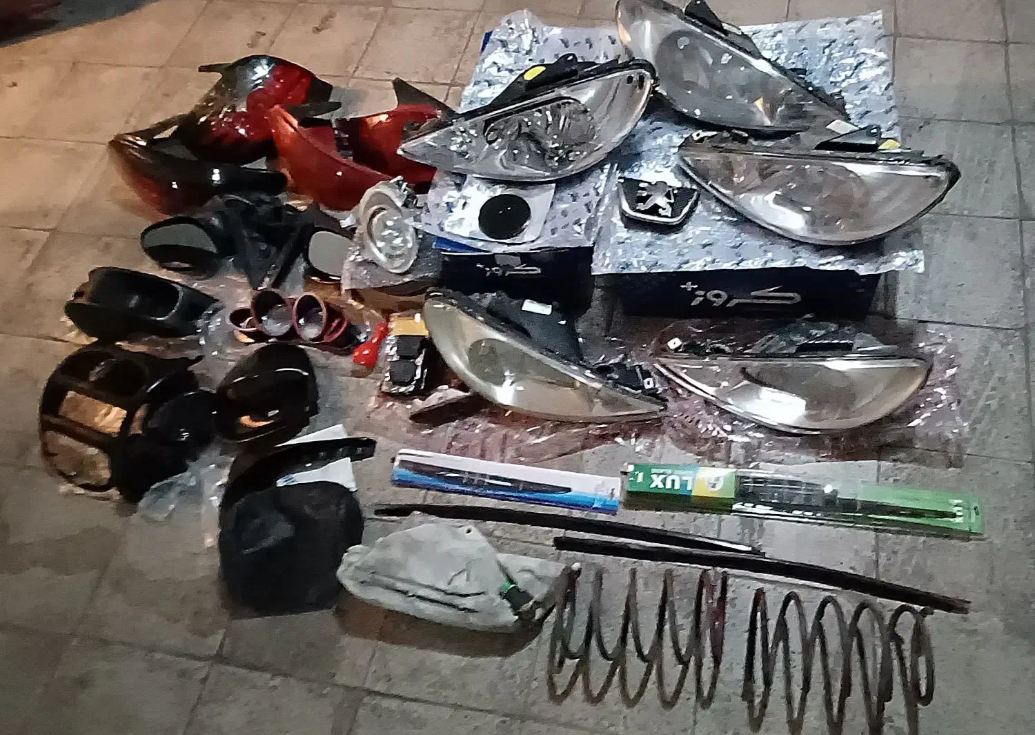 لوازم پژو ۲۰۶ ( جدا و تکی هم میفرشم )|قطعات یدکی و لوازم جانبی|کرج, شاهینویلا|دیوار