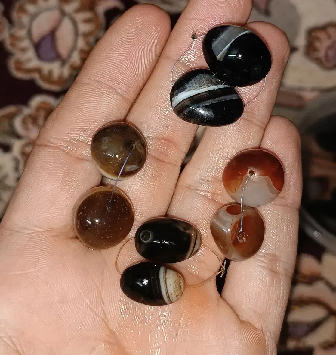 تعدادی مهره های سلیمانی.جزع|کلکسیون اشیاء عتیقه|اهواز, کمپلو جنوبی|دیوار