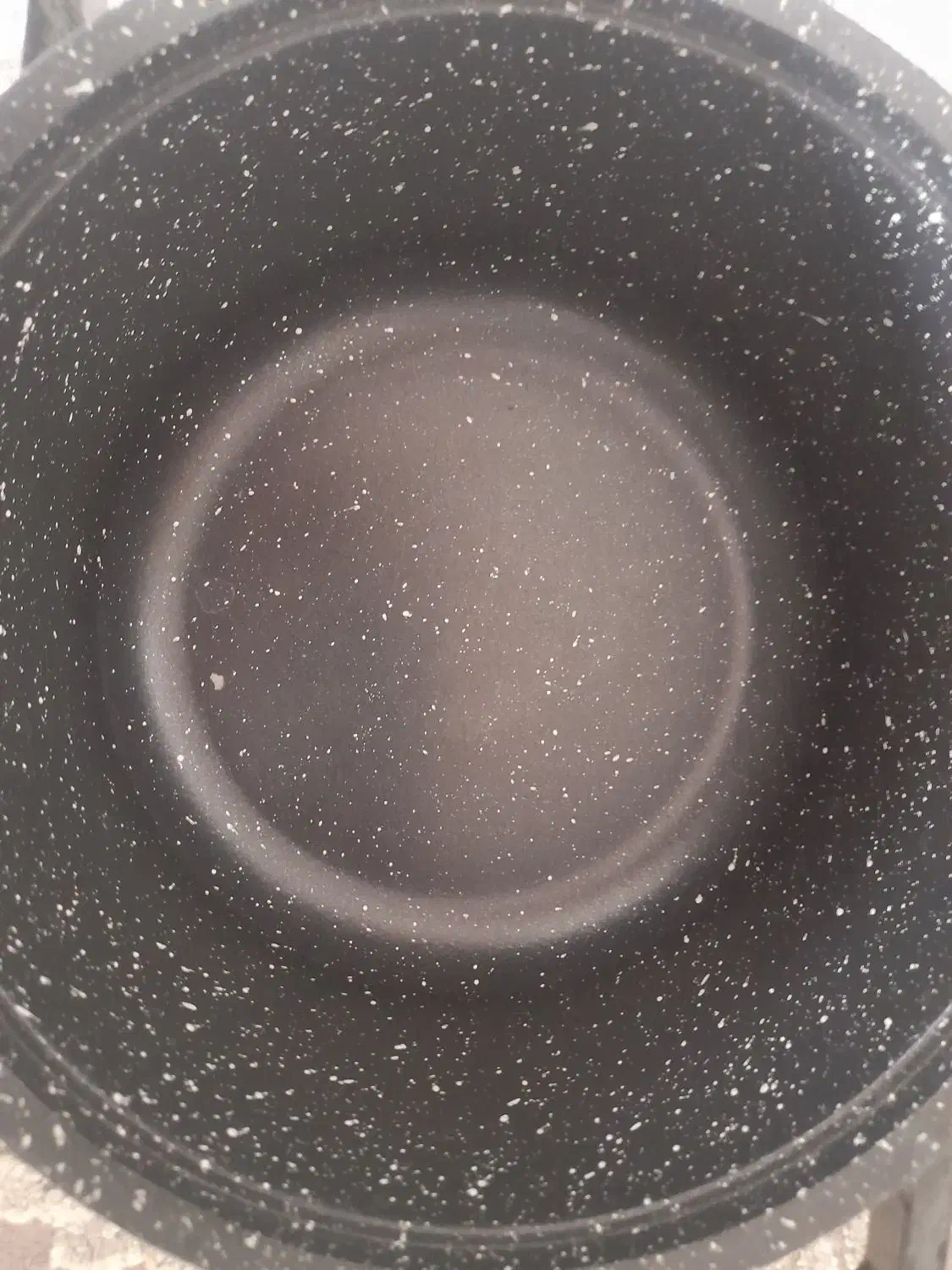 قابلمه  نونو دو میلیون پنصد|ظروف پخت‌وپز|بومهن, |دیوار