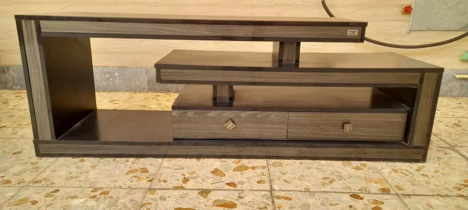 ۲ عدد میز تلویزیون شرکتی (پلاک دار) ۳۰۰ تومن|میز تلویزیون|قم, باغ شریفی|دیوار