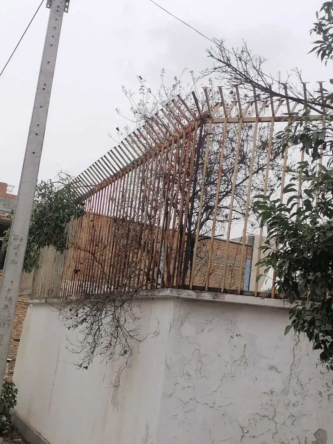 نرده روی دیوار درحد تمیز 2متری|مصالح و تجهیزات ساختمان|گنبد کاووس, |دیوار