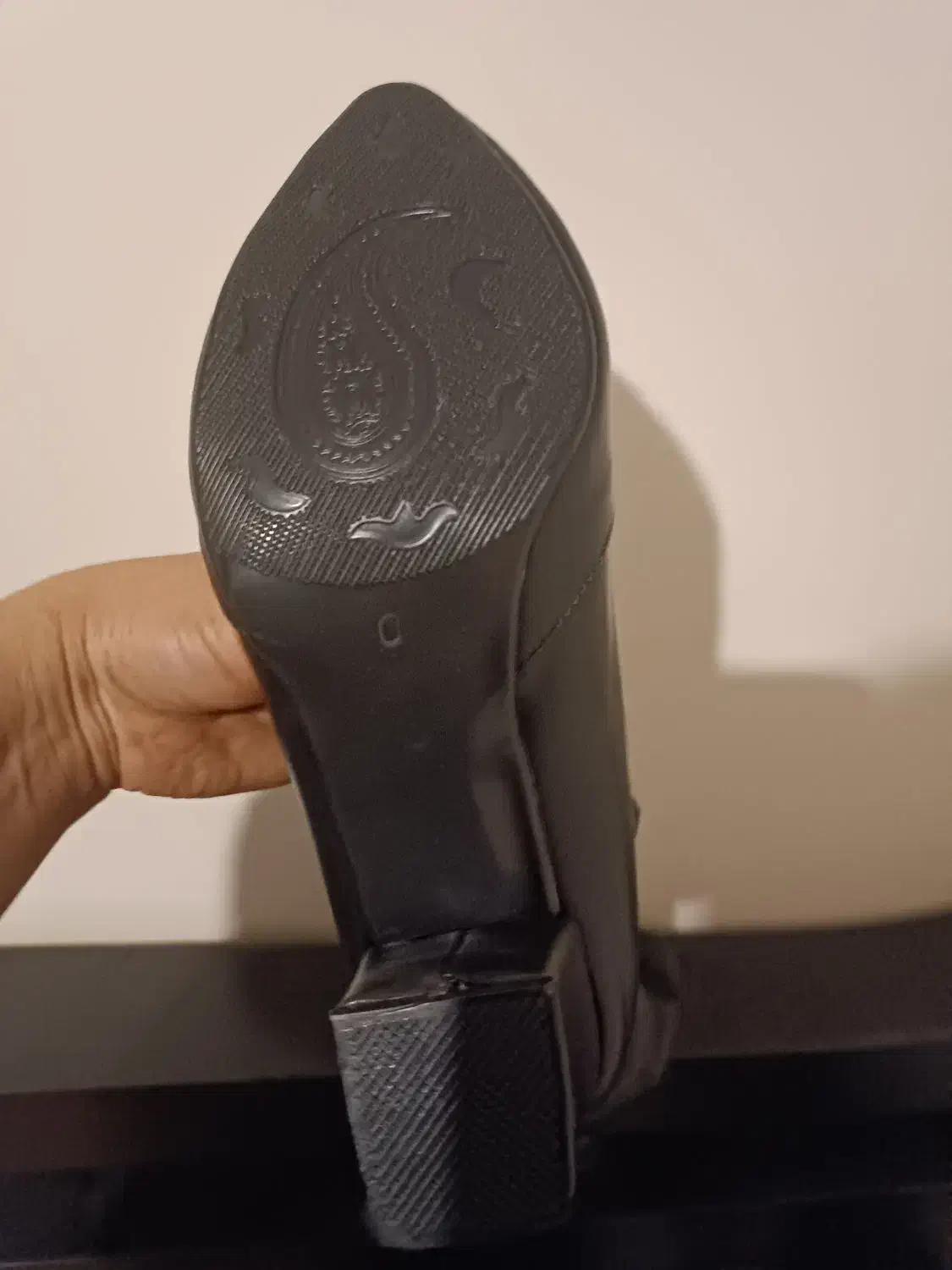 پوتین ساق دار|کیف، کفش، کمربند|ری, شهید غیوری (ابن باویه)|دیوار