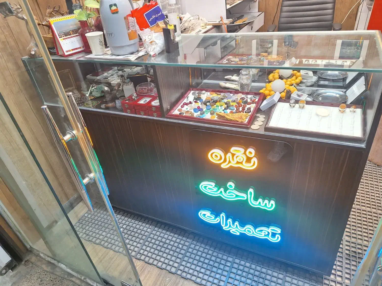 ویترین و میز آهنی|بوفه، ویترین، کنسول|شیراز, شاهچراغ|دیوار