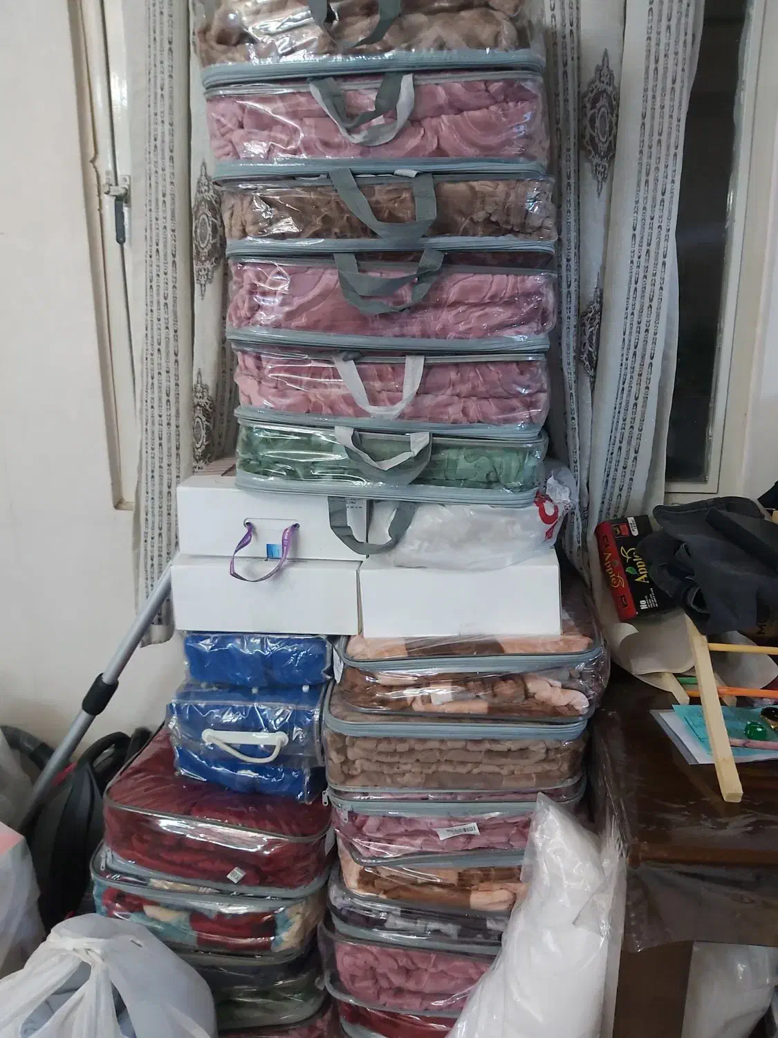 تعدای پتو وحوله جای طلب گرفتیم|رختخواب، بالش، پتو|تهران, راه آهن|دیوار