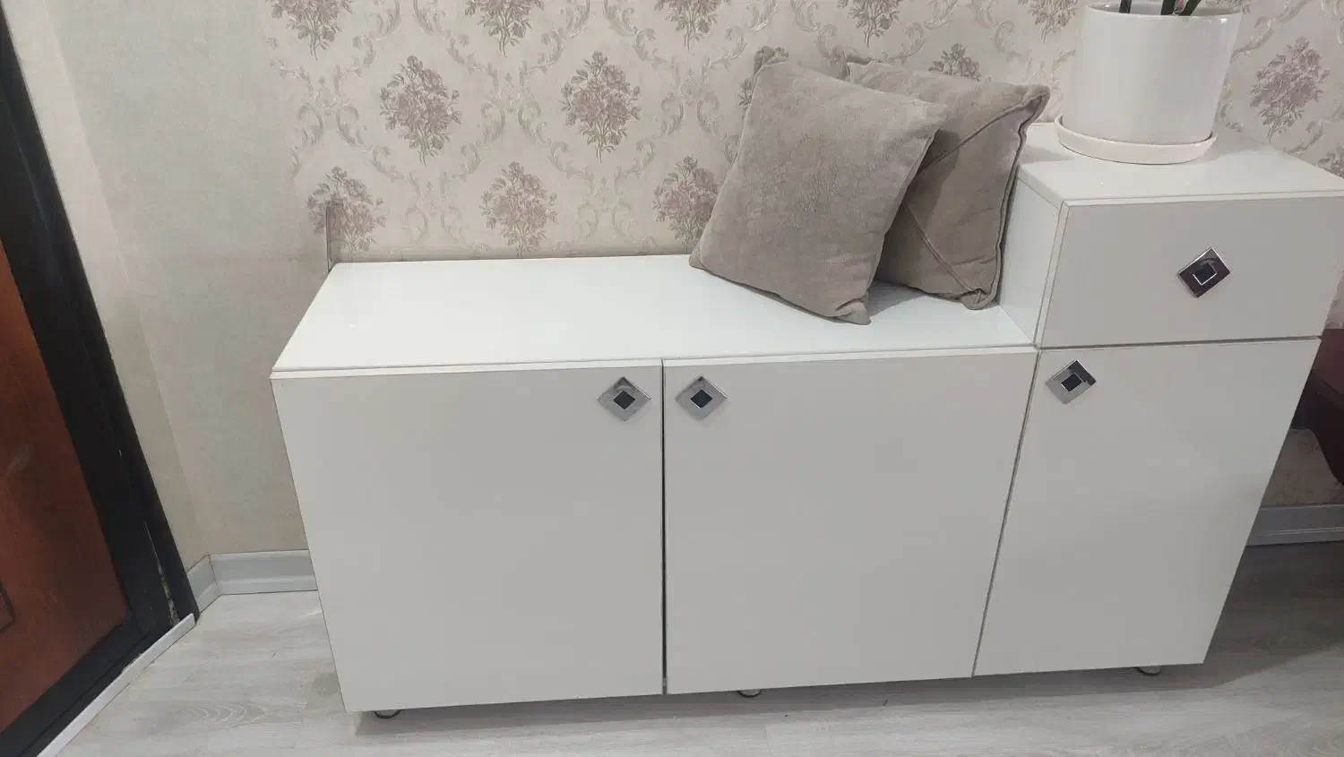 جاکفشی نیمکتی|جاکفشی، کمد، دراور|یزد, |دیوار