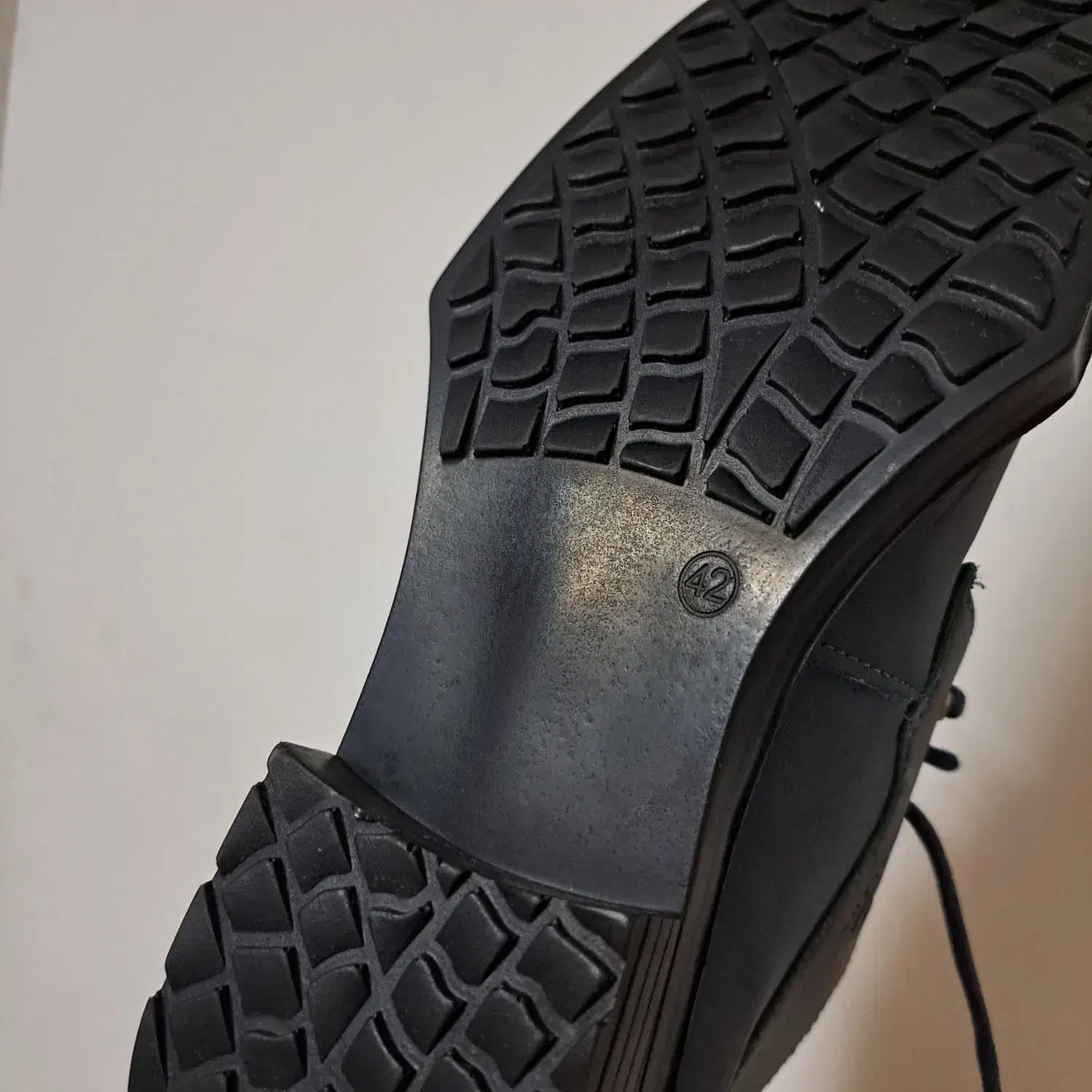 کفش مردانه|کیف، کفش، کمربند|کاشان, دروازه فین|دیوار