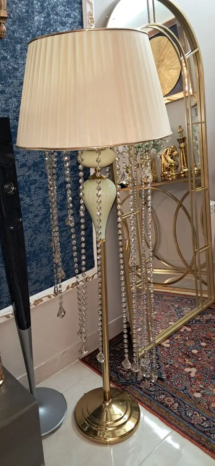 آباژور ایستاده|چراغ خواب و آباژور|پرند, فاز ۵|دیوار