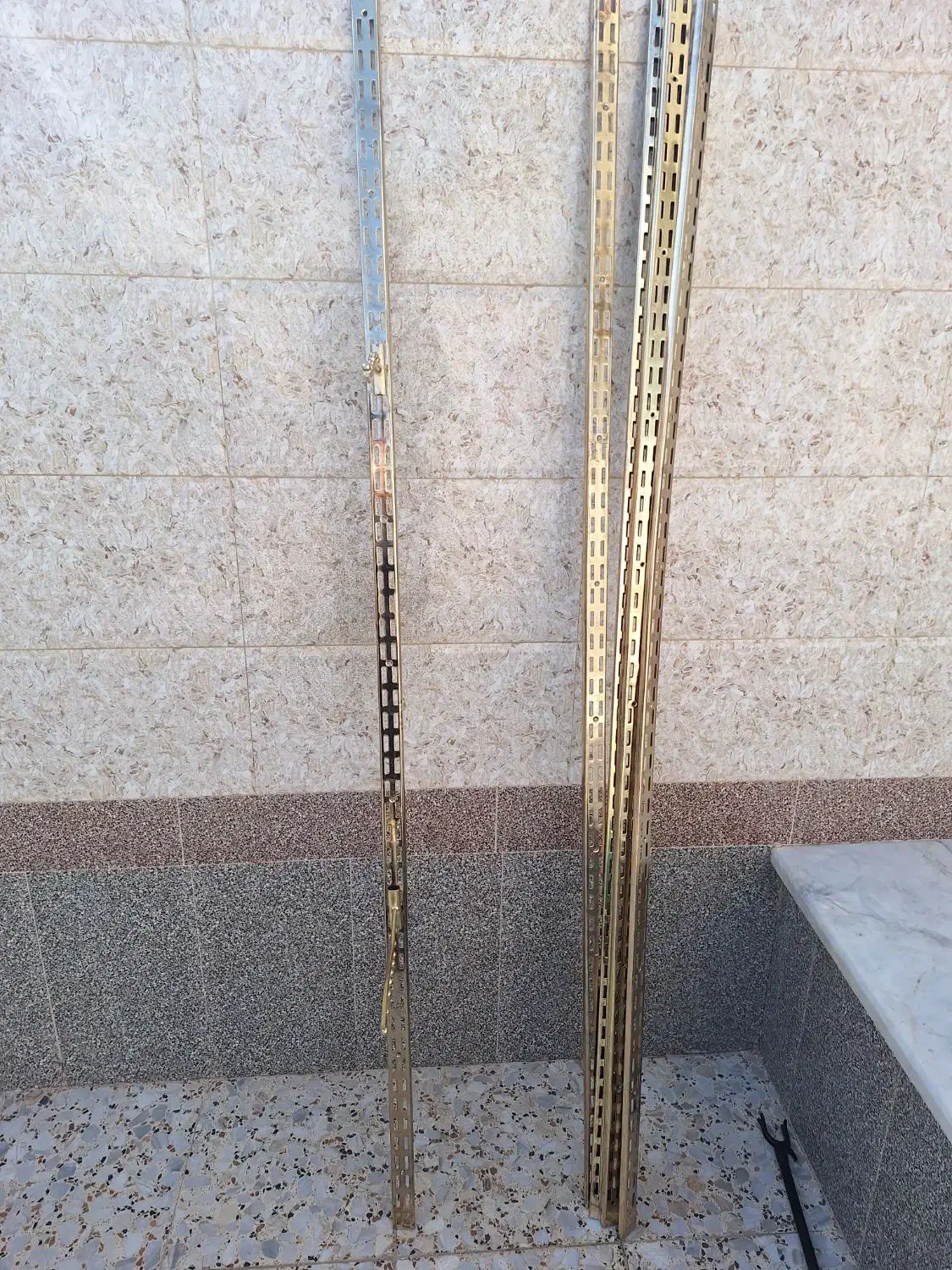 تعدادی رگال چوب لباسی و جوراب و گیره دست دوم|فروشگاه و مغازه|جرقویه, |دیوار