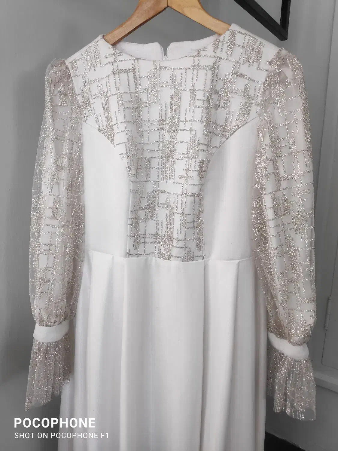 پیراهن محضر|لباس|نیشابور, دارایی|دیوار