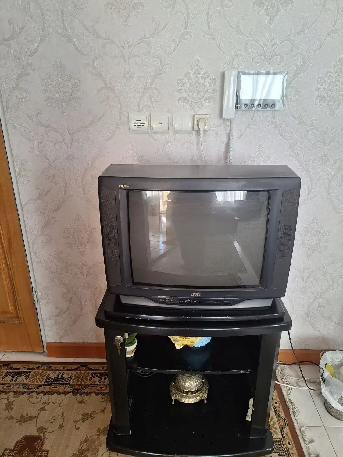 تلویزیون jvc ومیزچوبی مشکی|تلویزیون و پروژکتور|اصفهان, ملکشهر|دیوار