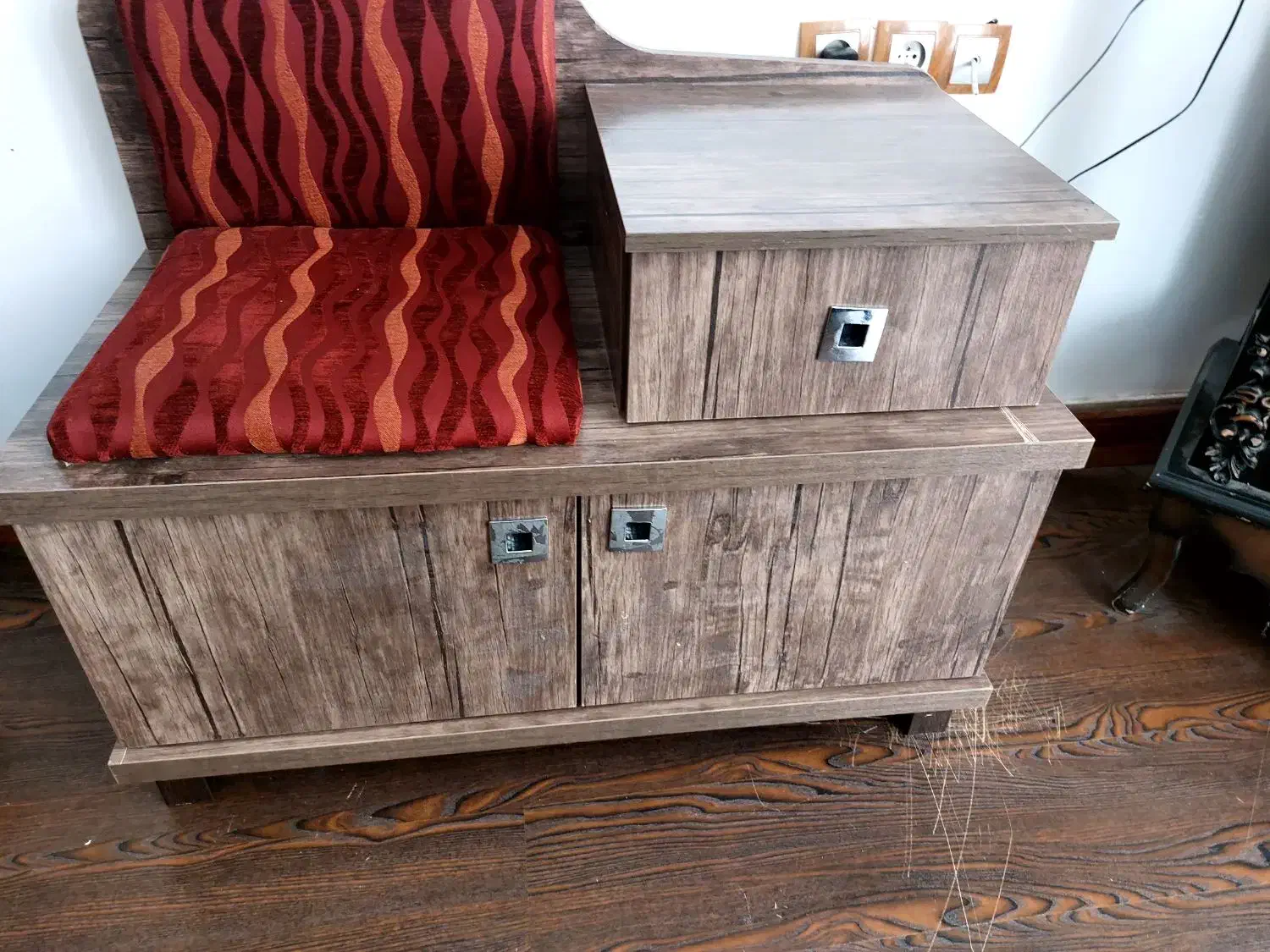 سلام وقت بخیر یک عدد میز ام دی اف سالم در حد نو|میز تلفن|کرمان, |دیوار