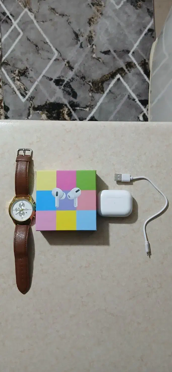 فروش یک عدد ساعت شیک و ایرپاد|لوازم جانبی موبایل و تبلت|سنندج, |دیوار