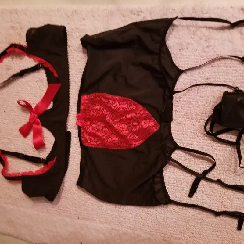 لباس زیر زنانه|لباس|اندیشه, اندیشه فاز ۱|دیوار