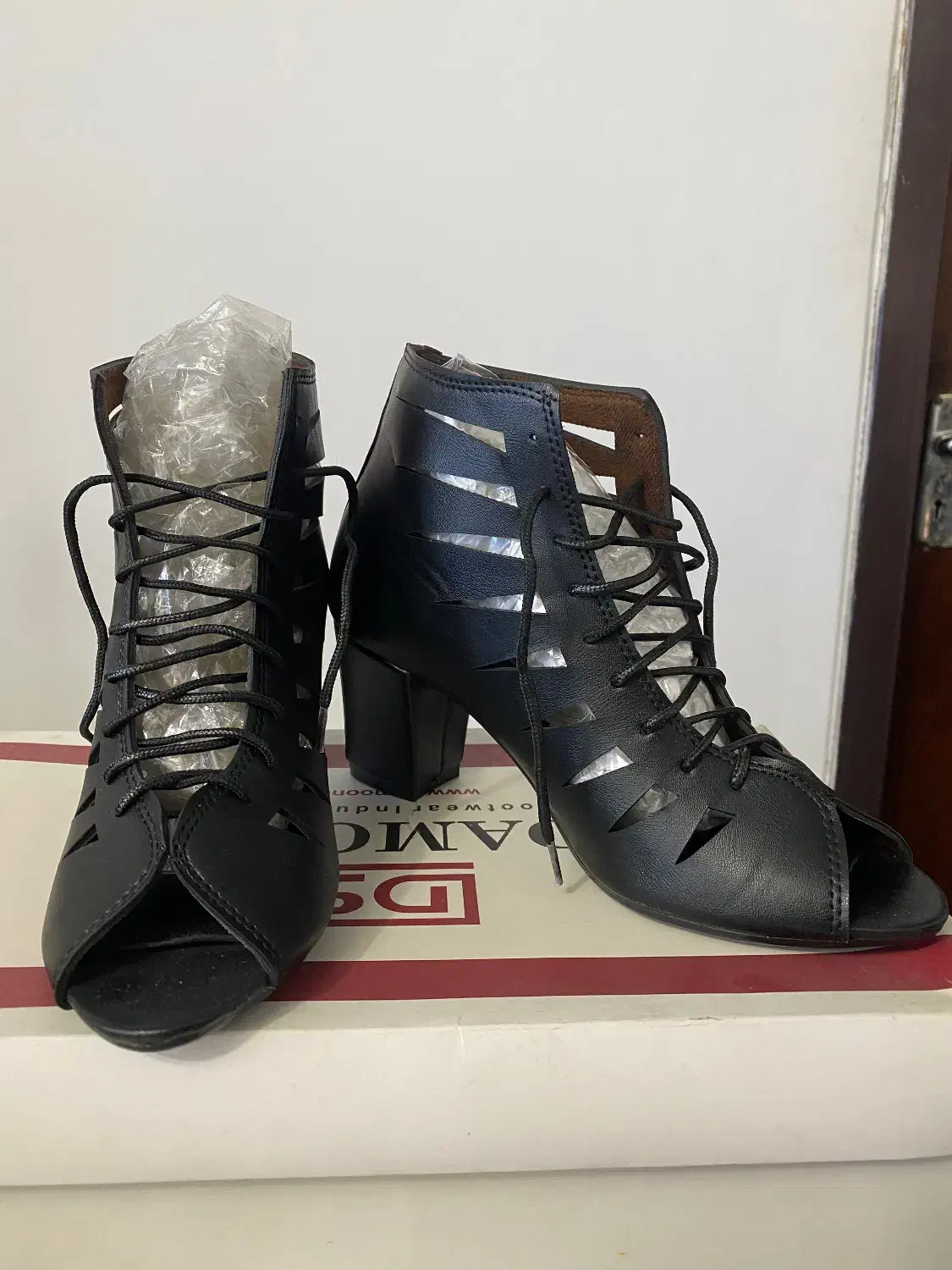 کفش|کیف، کفش، کمربند|رشت, توشیبا|دیوار