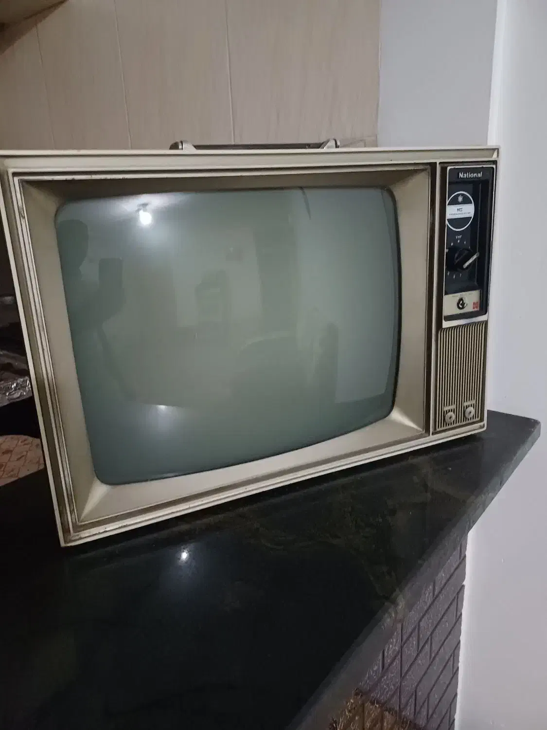 تلوزیون قدیمی|کلکسیون اشیاء عتیقه|ارطه, |دیوار