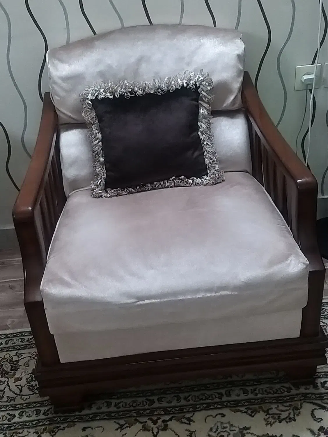 مبل ۷ نفره به همراه میز وسط و دوتا میز میزبان|مبلمان خانگی و میز عسلی|تهران, ائمه اطهار|دیوار