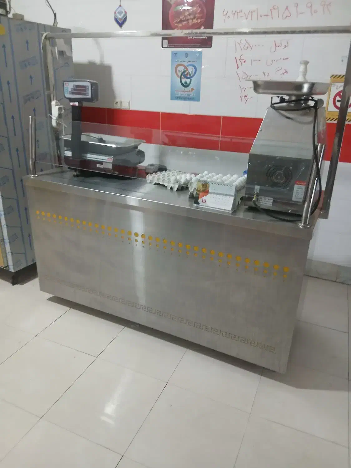 فروش دو عدد یخچال مرغ و گوشت و میزکار و چرخ گوشت|فروشگاه و مغازه|فرمهین, |دیوار