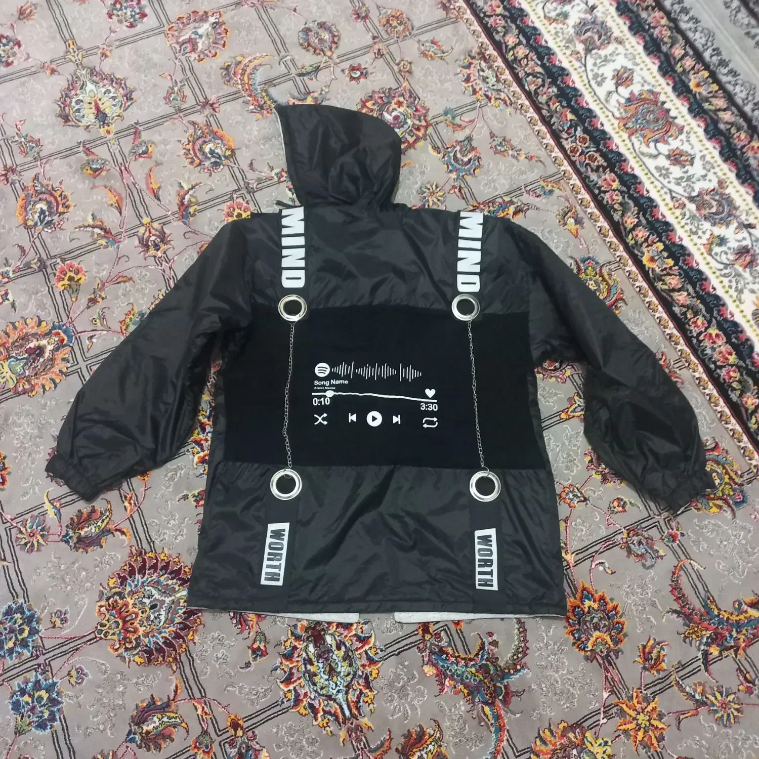 کاپشن کلاه دار|لباس|رباط‌کریم, رباط‌کریم|دیوار