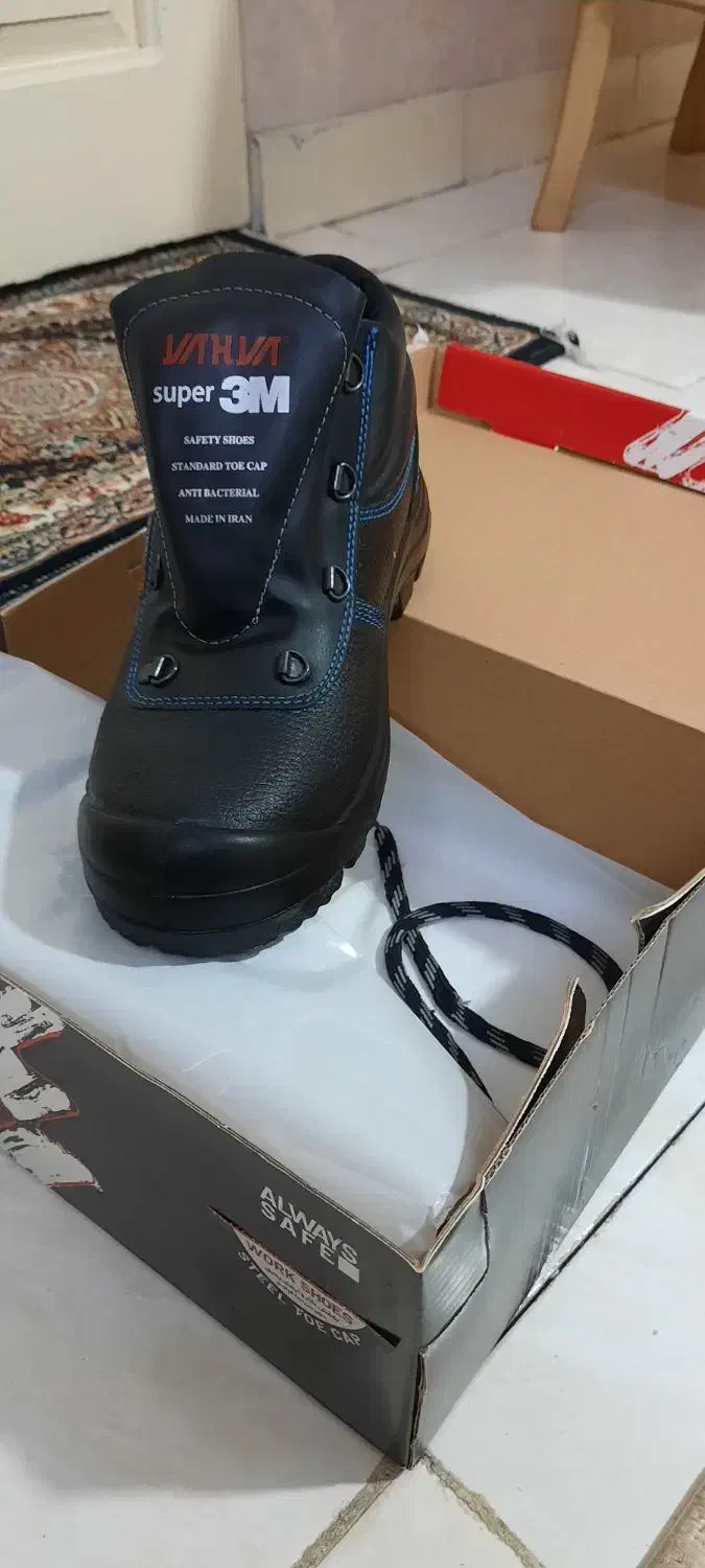 کفش کار|کیف، کفش، کمربند|قدس, شهر‌قدس|دیوار