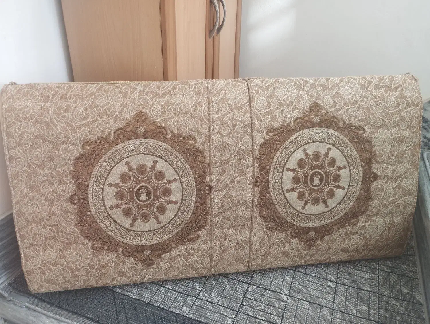 تکی پشتی|پشتی|بروجرد, |دیوار