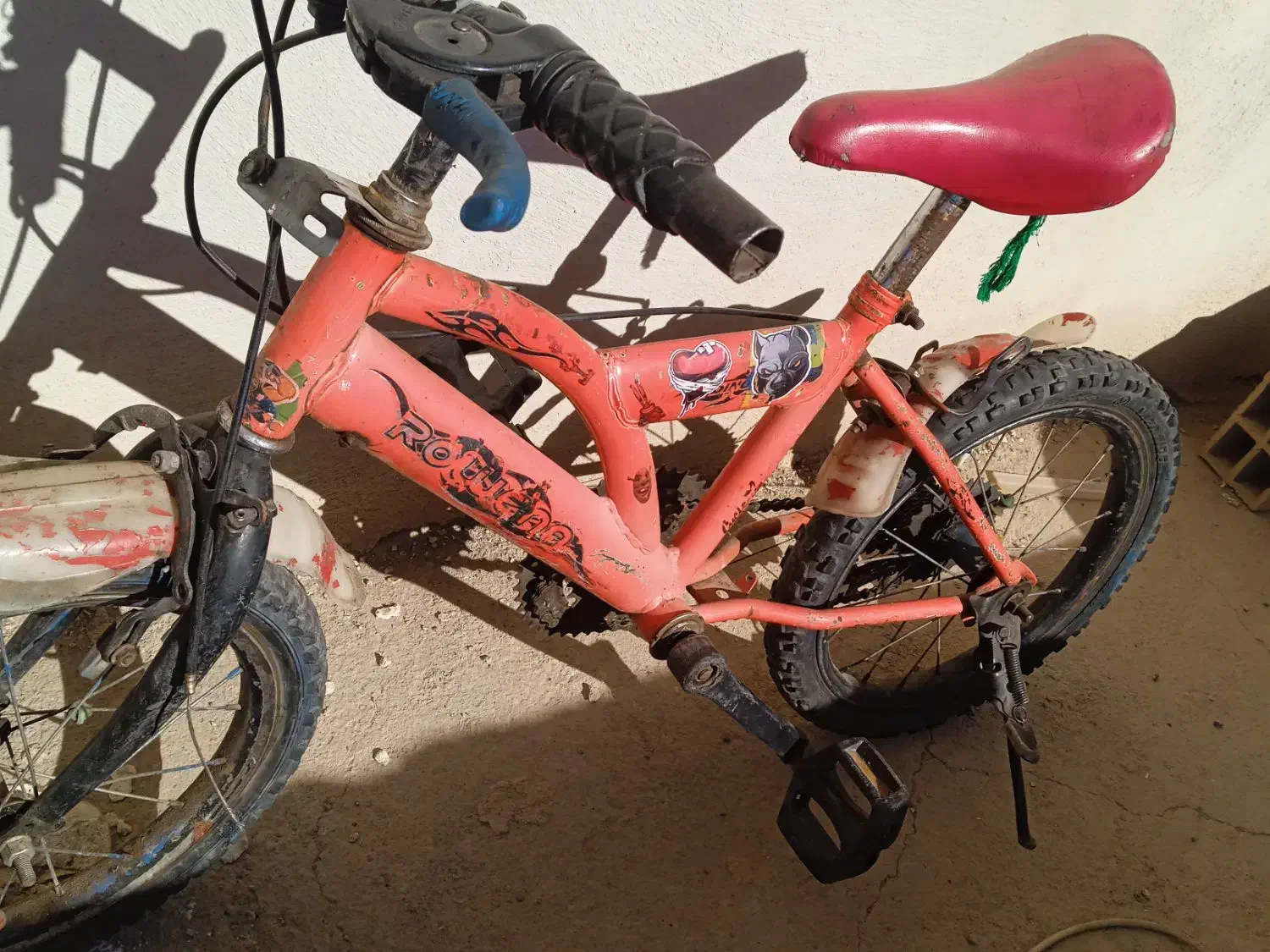 دوچرخه|دوچرخه، اسکیت، اسکوتر|میانه, |دیوار