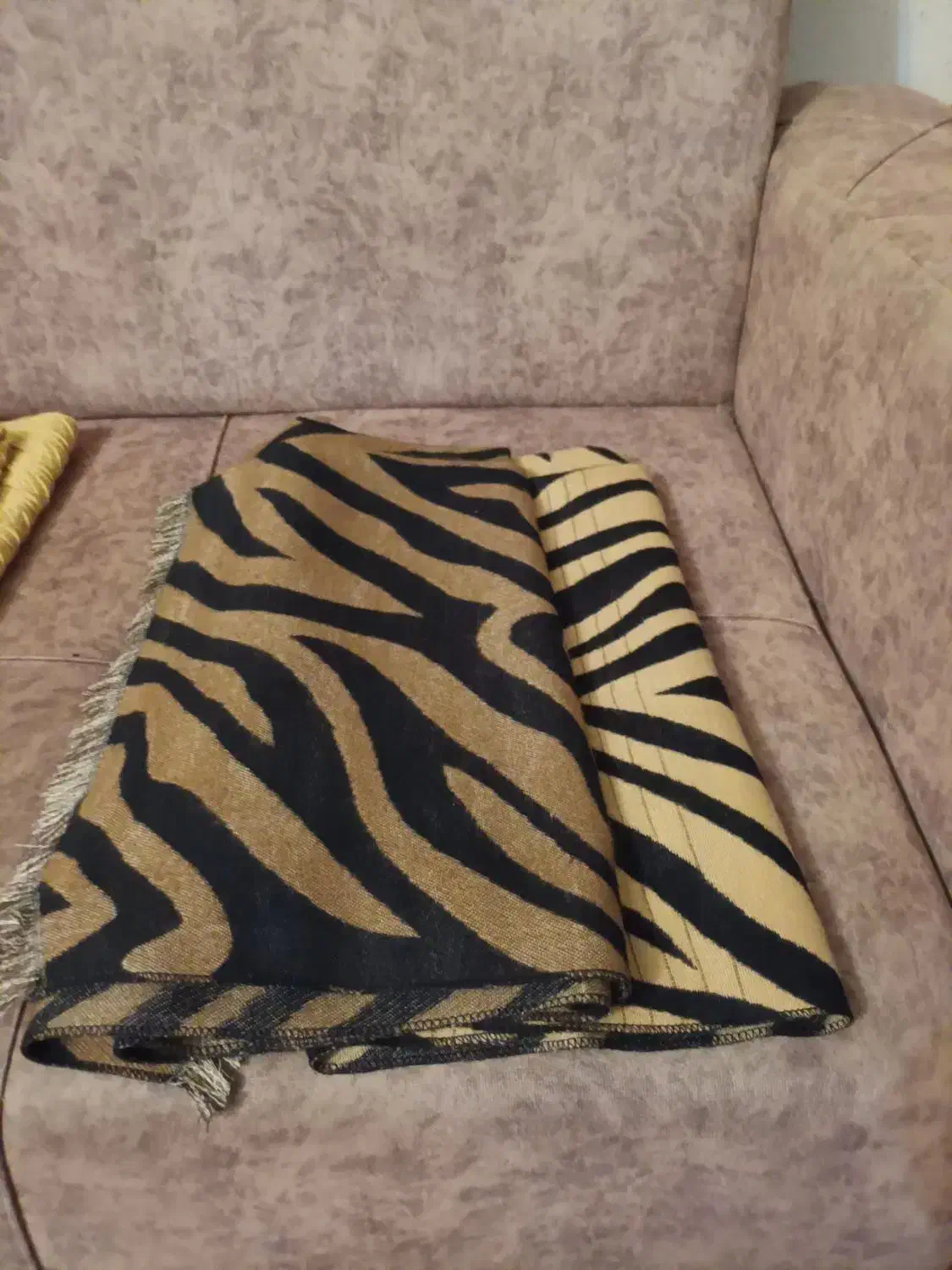 شال یکی از جنس موهر از نخ پنبه و دیگری نخی ضخیم|لباس|رشت, شهرک الغدیر|دیوار