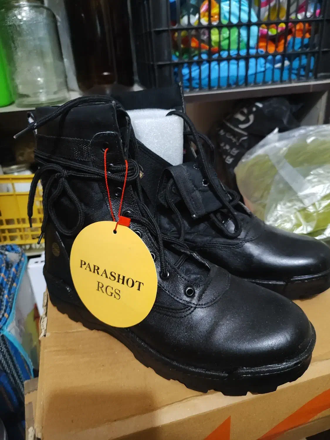 کفش|کیف، کفش، کمربند|هشتگرد, شهرک بعثت|دیوار