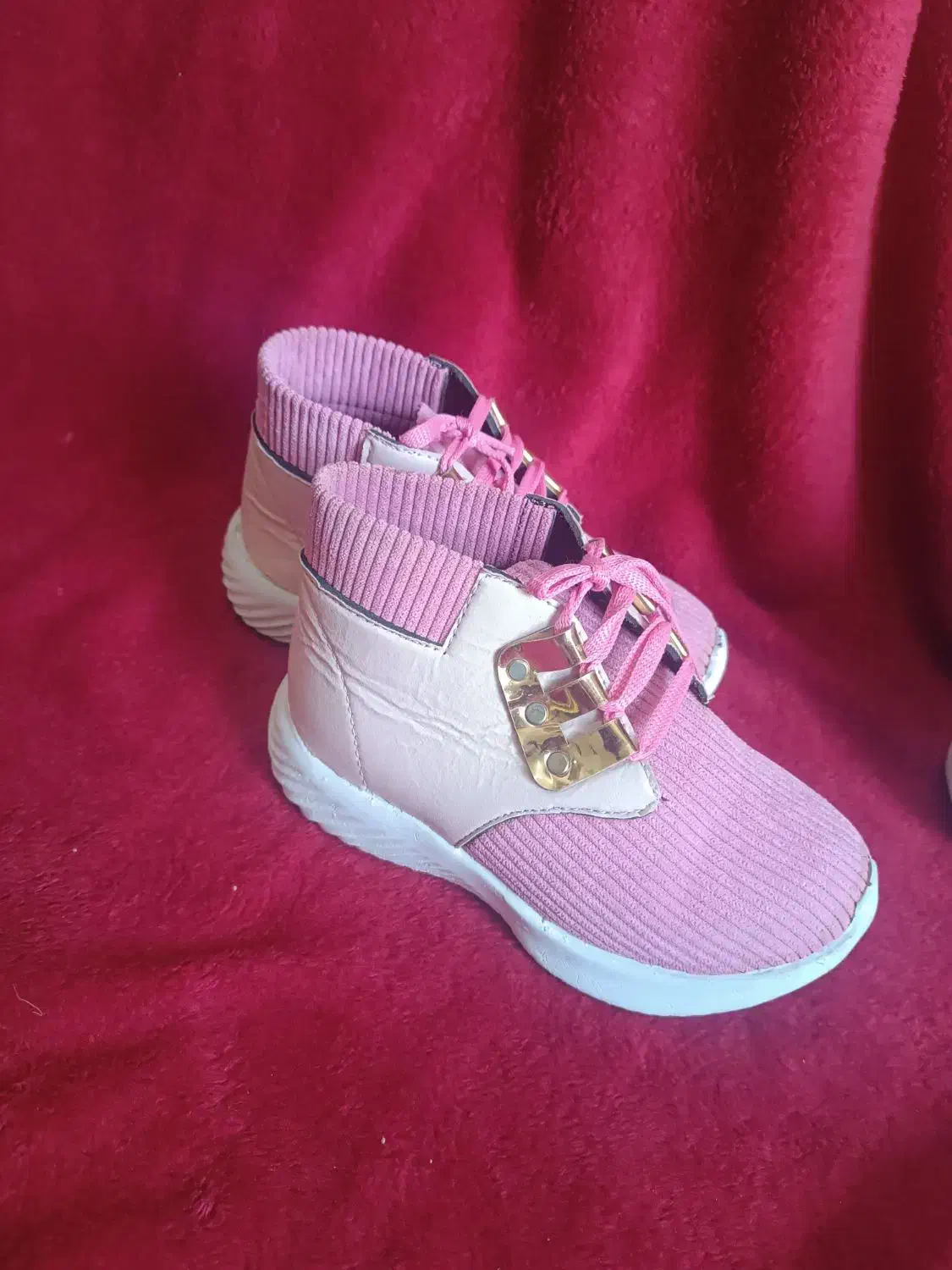 تعدادی کفش|کفش و لباس بچه|بندر گناوه, |دیوار