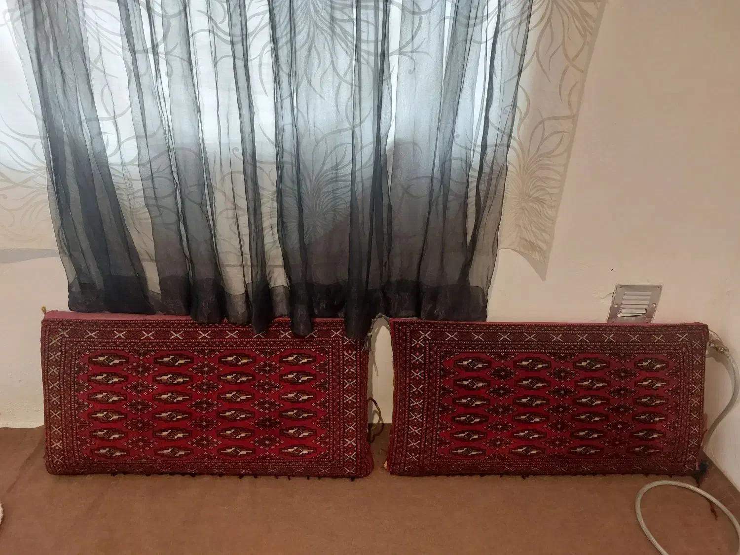 یک جفت پشتی دستباف در حد نو|پشتی|نور, |دیوار