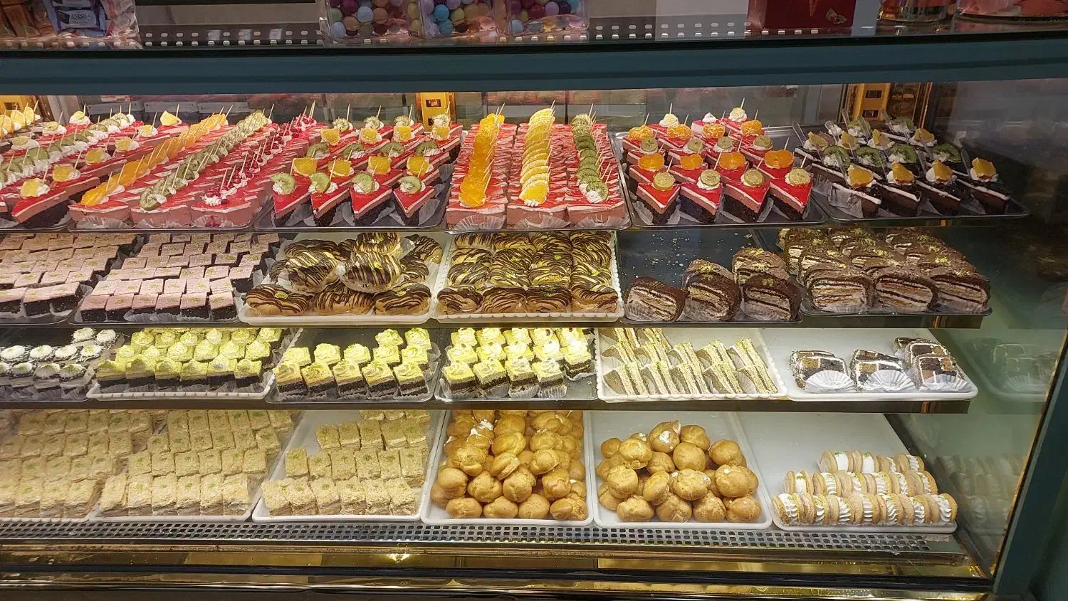 استخدام فروشنده قنادی|استخدام خدمات فروشگاه و رستوران|مشهد, سید رضی|دیوار