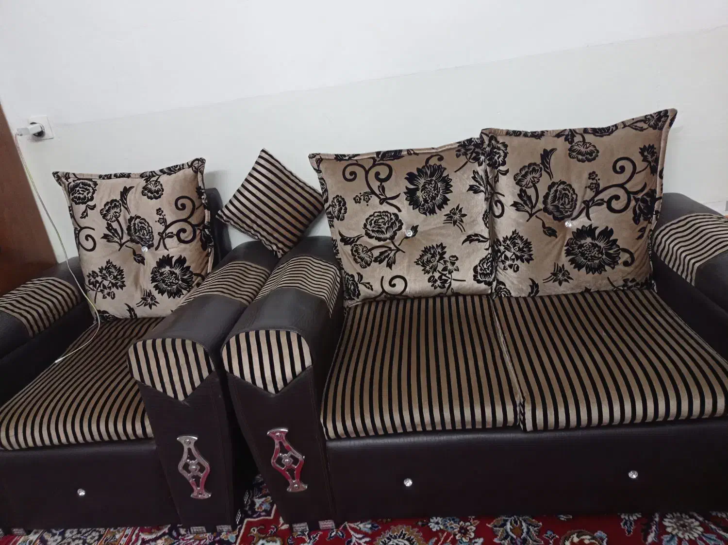 مبل هفت نفره درحدنو تمیزبامیزعسلی قیمت۵ میلیون|مبلمان خانگی و میز عسلی|خرمدره, |دیوار