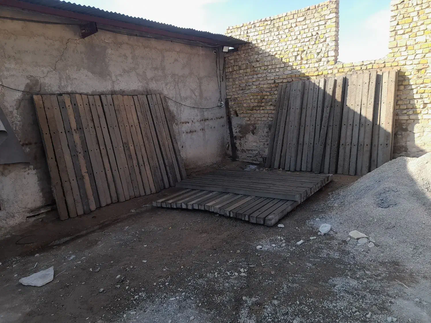 تولید تیرچه بتی سقفی وپایه فنسی باغی|مصالح و تجهیزات ساختمان|قوچان, |دیوار