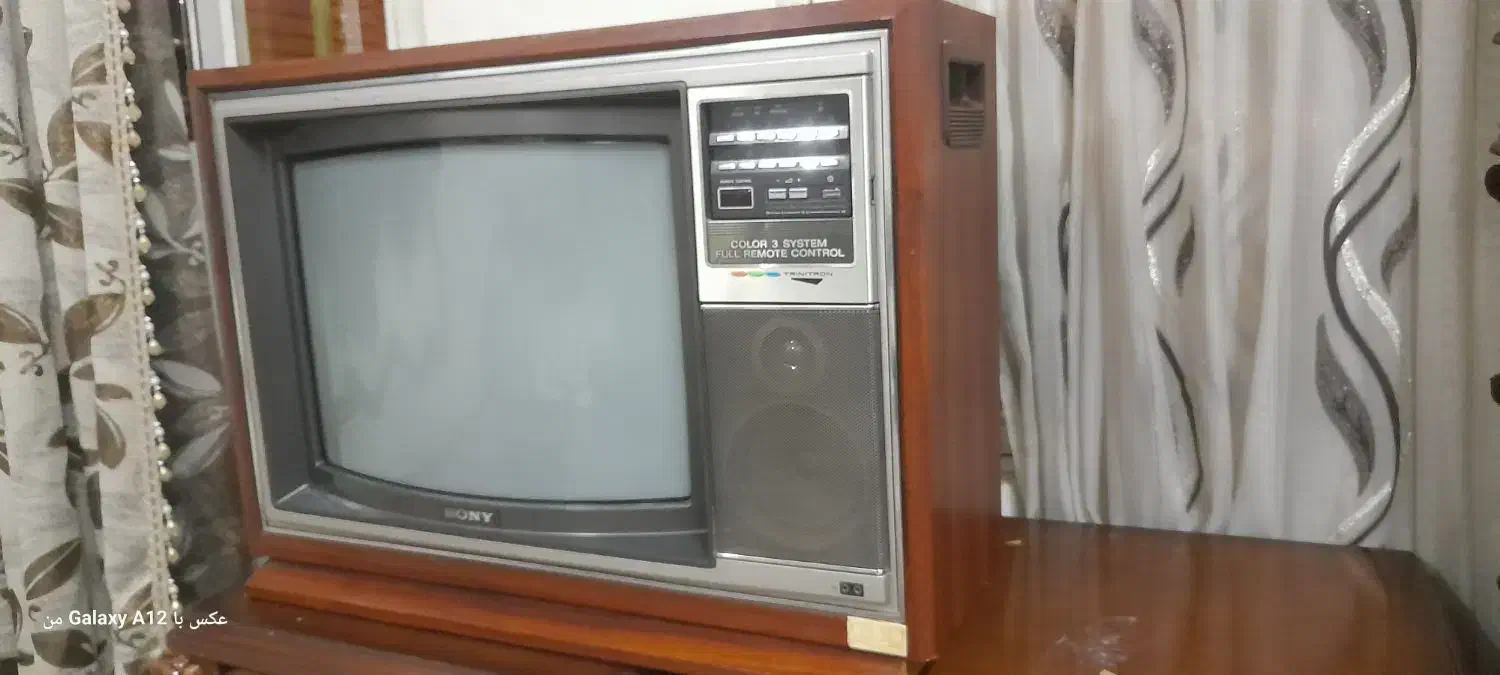 تلویزیون نوستالوژی آنتیک وعتیقه|کلکسیون اشیاء عتیقه|قم, قلعه یزدیها|دیوار