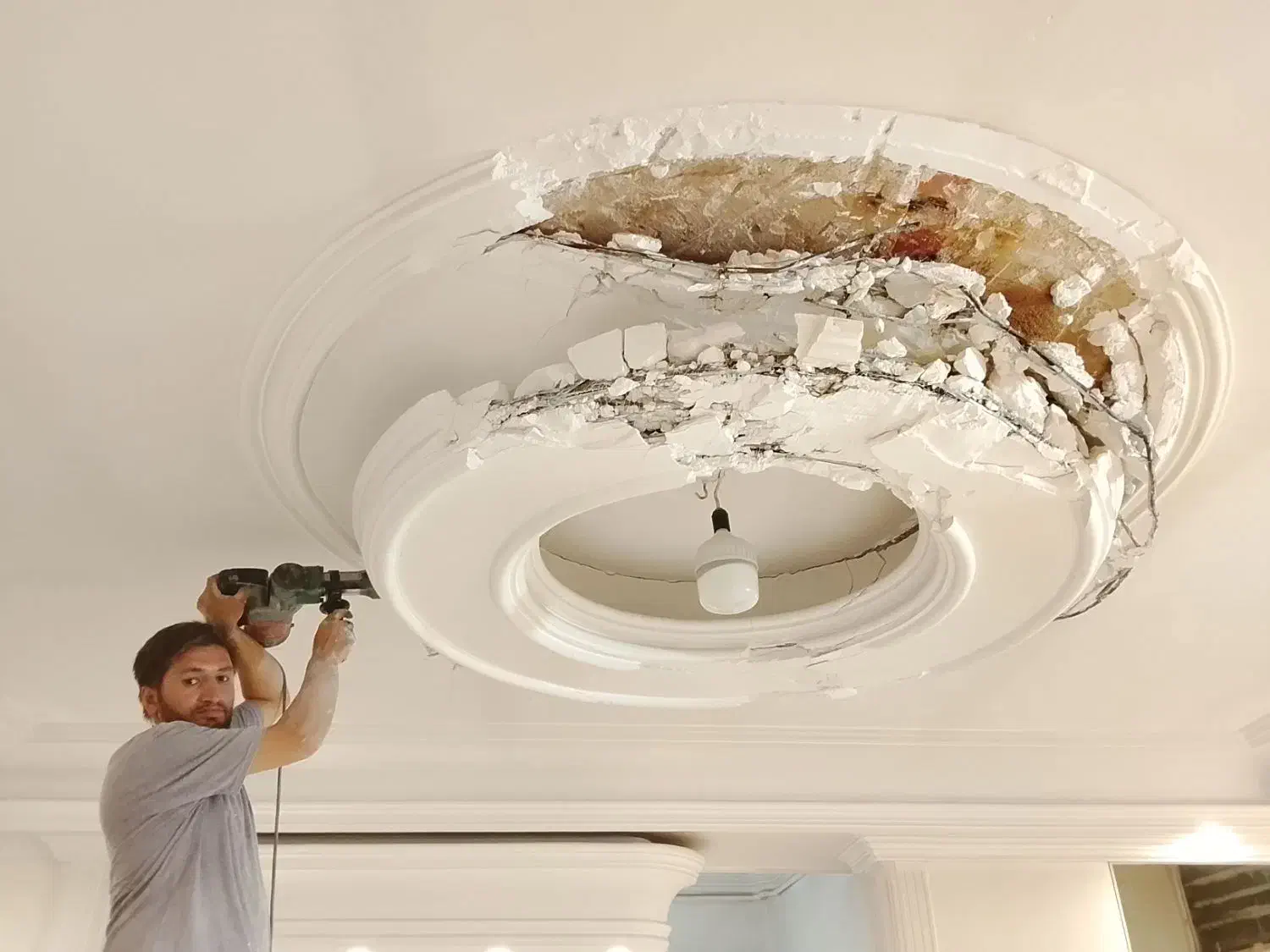 تخریب  و گچ کاری و خورده کاری کاشی  سرامیک شومینه|خدمات پیشه و مهارت|مشهد, زیبا شهر|دیوار