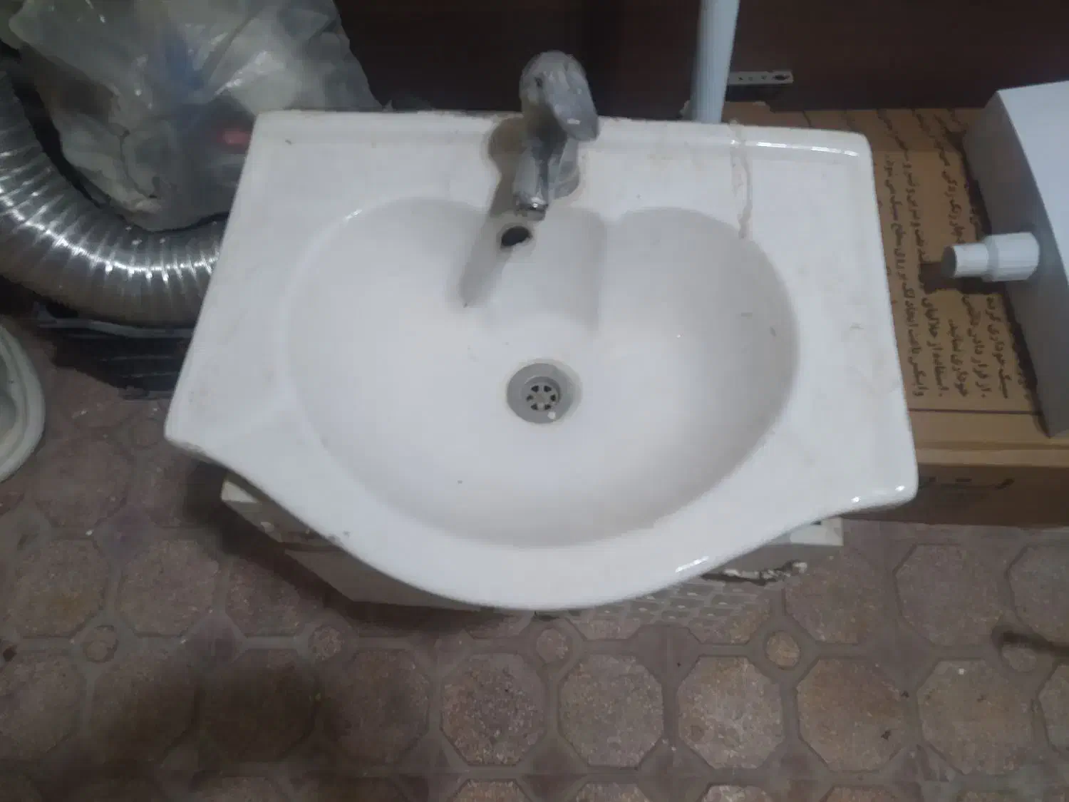 روشویی با شیر و آینه|لوازم سرویس بهداشتی|لاهیجان, کوی آزادگان|دیوار